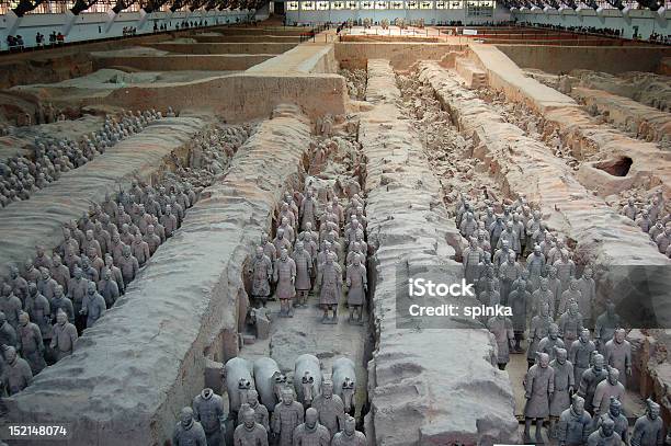 Photo libre de droit de Armée En Terre Cuite De Xian banque d'images et plus d'images libres de droit de Armée de terre - Armée de terre, Terre cuite, Armée en terre cuite de l'empereur Qin Shi Huangdi