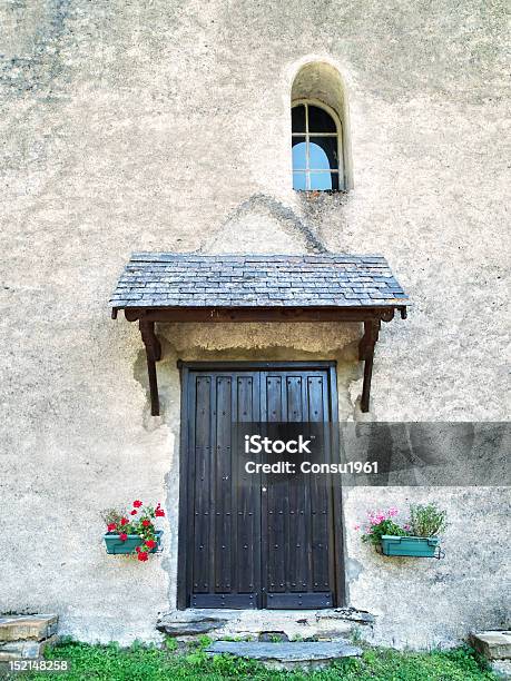 A Través De Foto de stock y más banco de imágenes de Aire libre - Aire libre, Aldea, Alero - Tejado