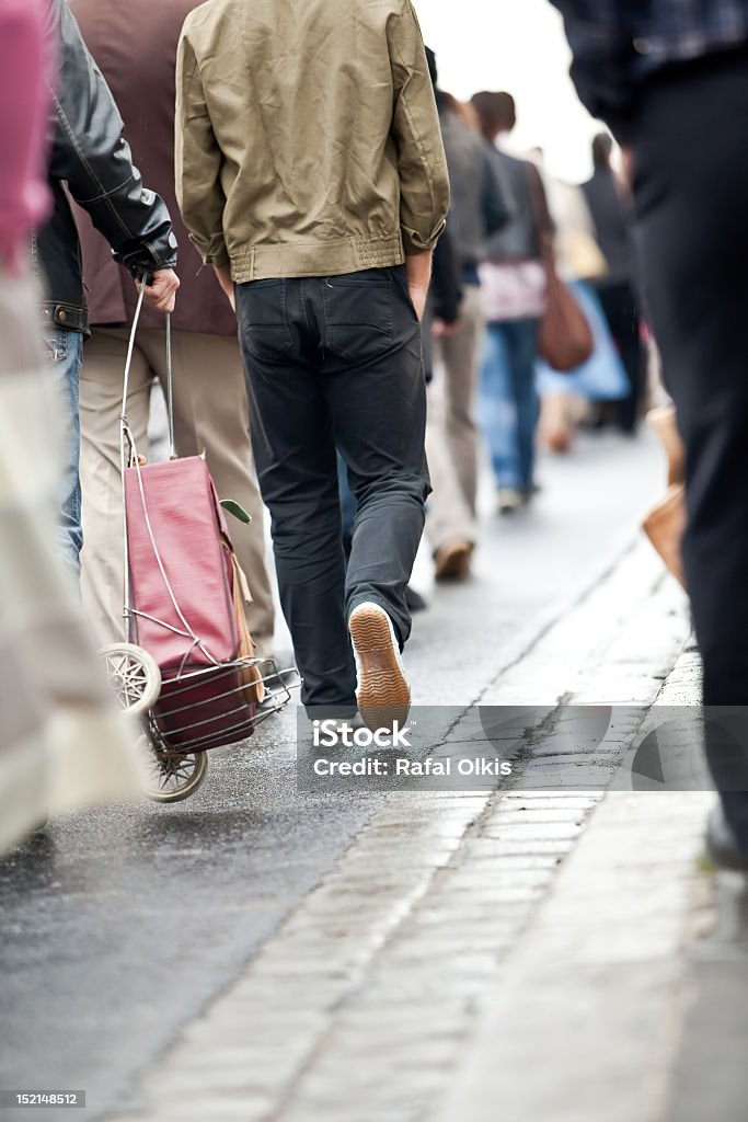 Folla a piedi-Gruppo di persone in movimento sfocatura - Foto stock royalty-free di Folla