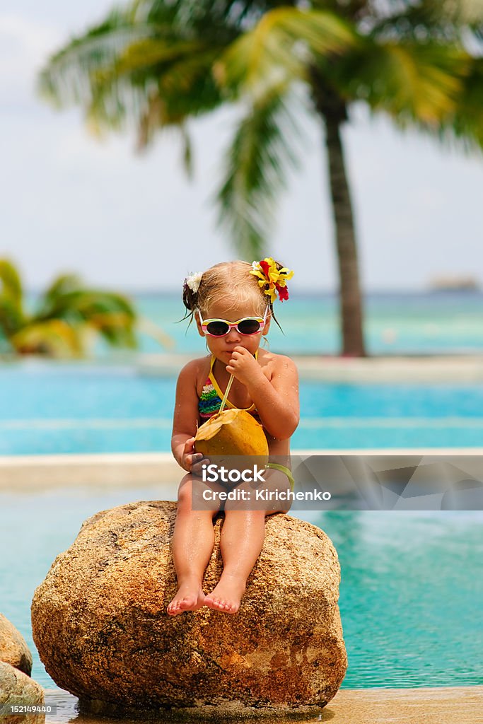 Retrato de bonito Criança pequena Menina com cocktail de Coco - Royalty-free Ao Ar Livre Foto de stock