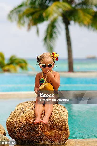 Retrato De Bonito Criança Pequena Menina Com Cocktail De Coco - Fotografias de stock e mais imagens de Ao Ar Livre