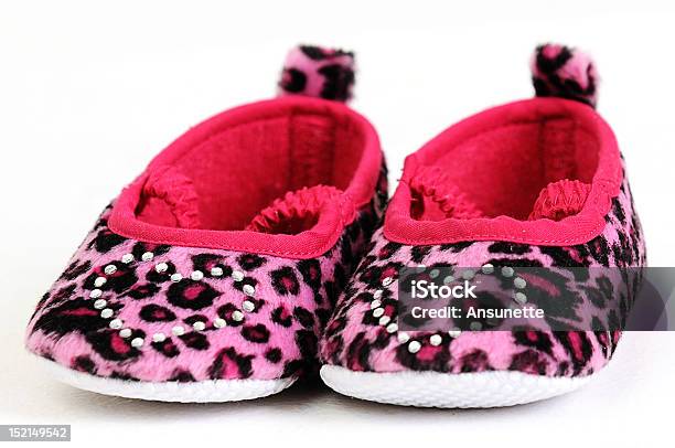 Rosa Und Rote Babyschuhe Mit Einem Crystal Stockfoto und mehr Bilder von Freisteller – Neutraler Hintergrund - Freisteller – Neutraler Hintergrund, Hausschuhe, Kind