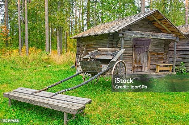 Старые Деревянные Корзины Перед Log Barn — стоковые фотографии и другие картинки Амбар - Амбар, Архитектура, Без людей