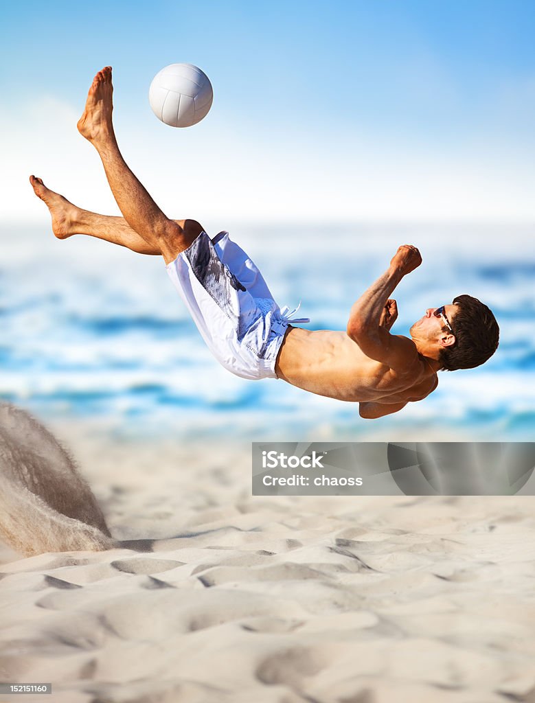 Молодой человек играть в футбол - Стоковые фото 20-29 лет роялти-фри
