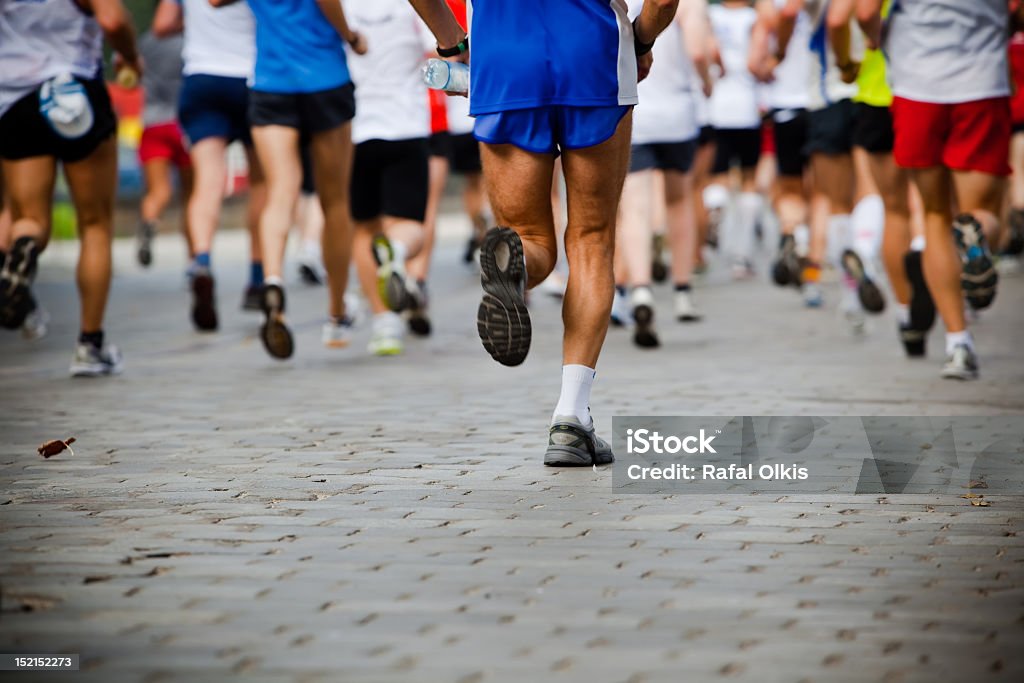Gens courir dans le marathon de la ville - Photo de Activité libre de droits