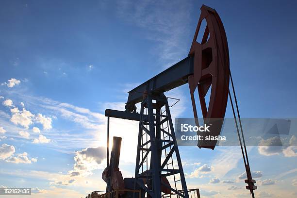 Foto de Bomba De Campo Sob O Céu e mais fotos de stock de Abastecer - Abastecer, Barril, Campo Petrolífero