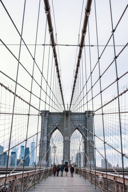 ponte di brooklyn a new york - new york state new york city vanishing point national landmark foto e immagini stock