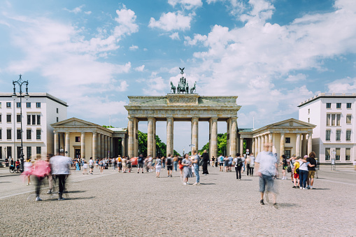 Multitud dinámica, Puerta de Brandenburgo, Berlín, durante el día, ciudad bulliciosa, movimiento borroso, ambiente animado. photo