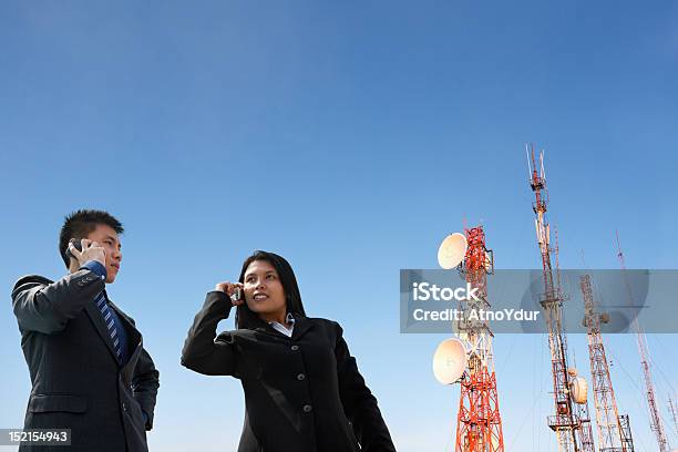 Asian Business Persone Al Telefono E Antenna - Fotografie stock e altre immagini di Acciaio - Acciaio, Adulto, Affari