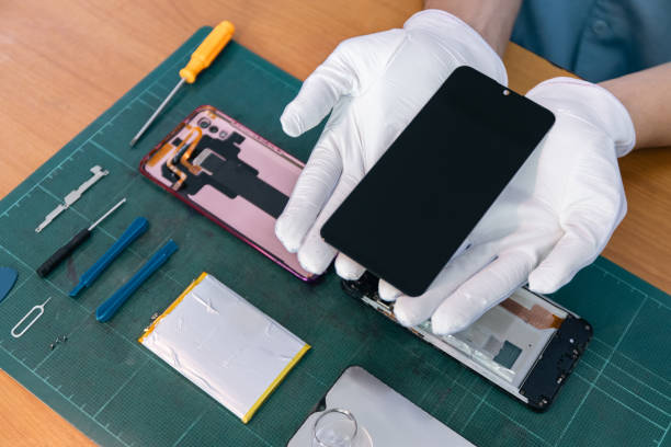 istock repairing smartphone 1521563547