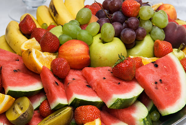 frutas frescas en una placa - tazón para frutas fotografías e imágenes de stock