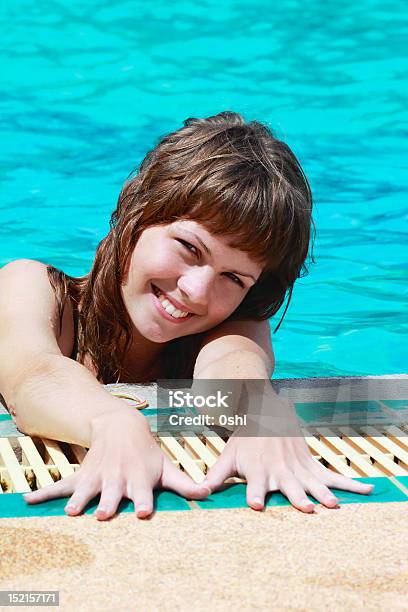 Junge Frau Entspannen Im Pool Stockfoto und mehr Bilder von 18-19 Jahre - 18-19 Jahre, Attraktive Frau, Eine Frau allein