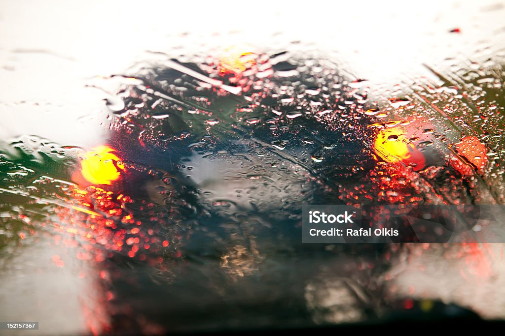 Szyby samochodowe w korku podczas deszczu Dżem - Zbiór zdjęć royalty-free (Deszcz)