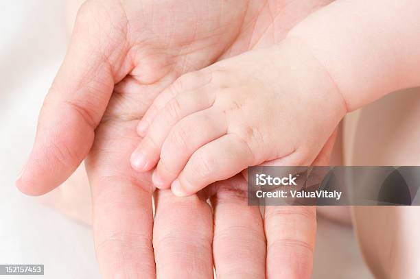 Caucasiana Bebê Na Palma Da Mão Do Pai - Fotografias de stock e mais imagens de Amor - Amor, Assistência, Bebé