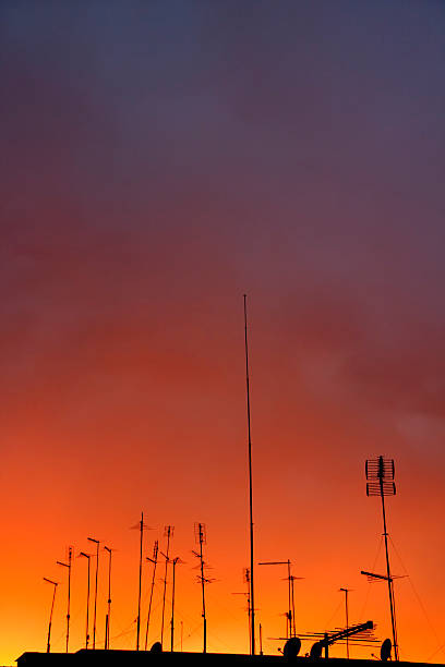 antennas no pôr-do-sol - foto de acervo