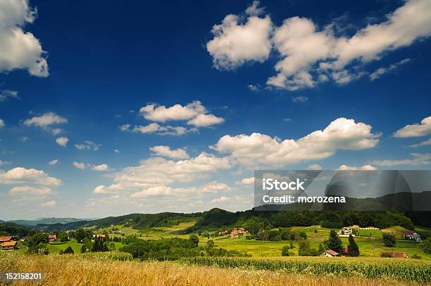のどかな田園地帯です田園風景のブルーの空クロアチアzagorje ます - Horizonのストックフォトや画像を多数ご用意 - Horizon, カラフル, カラー画像