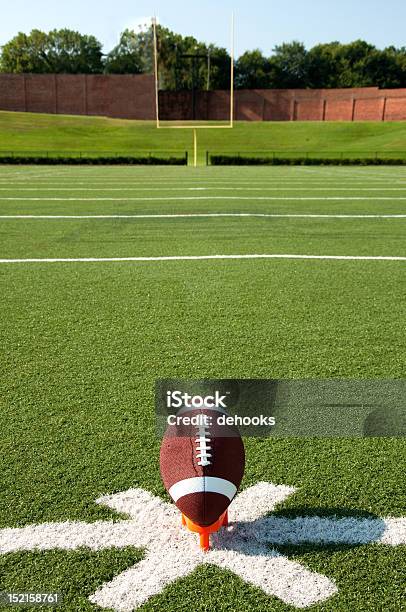 Foto de Lançamento De Futebol Americano e mais fotos de stock de Futebol Americano - Futebol Americano, Futebol Americano - Bola, Pontapé Inicial