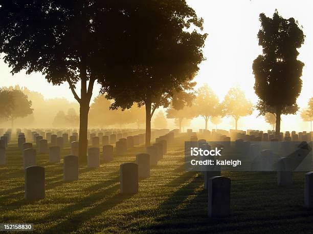 墓地の霧 - 墓地のストックフォトや画像を多数ご用意 - 墓地, 墓碑, 軍事