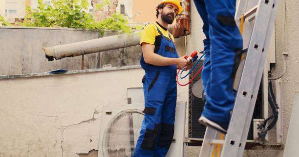 istock Mechanic and colleague fix condenser 1521589966