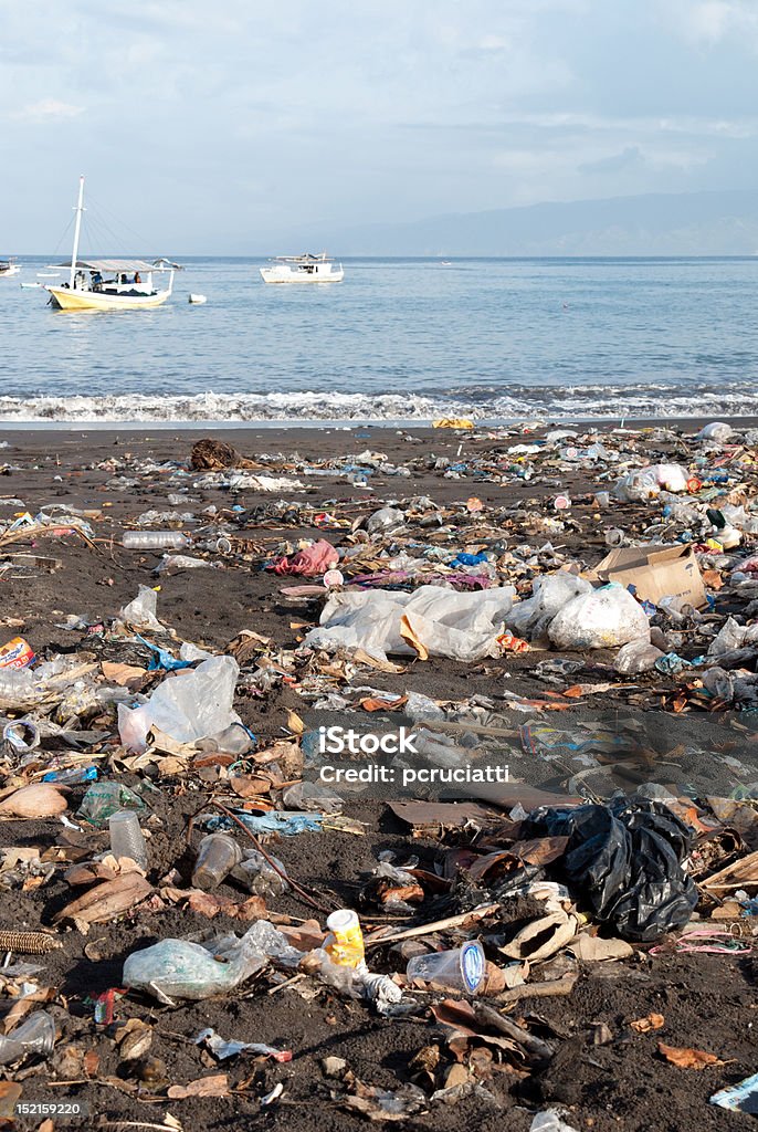Мусор на polluted пляж, Индонезия - Стоковые фото Морское судно роялти-фри