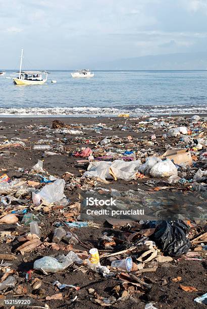 Мусор На Polluted Пляж Индонезия — стоковые фотографии и другие картинки Морское судно - Морское судно, Отходы, Пляж