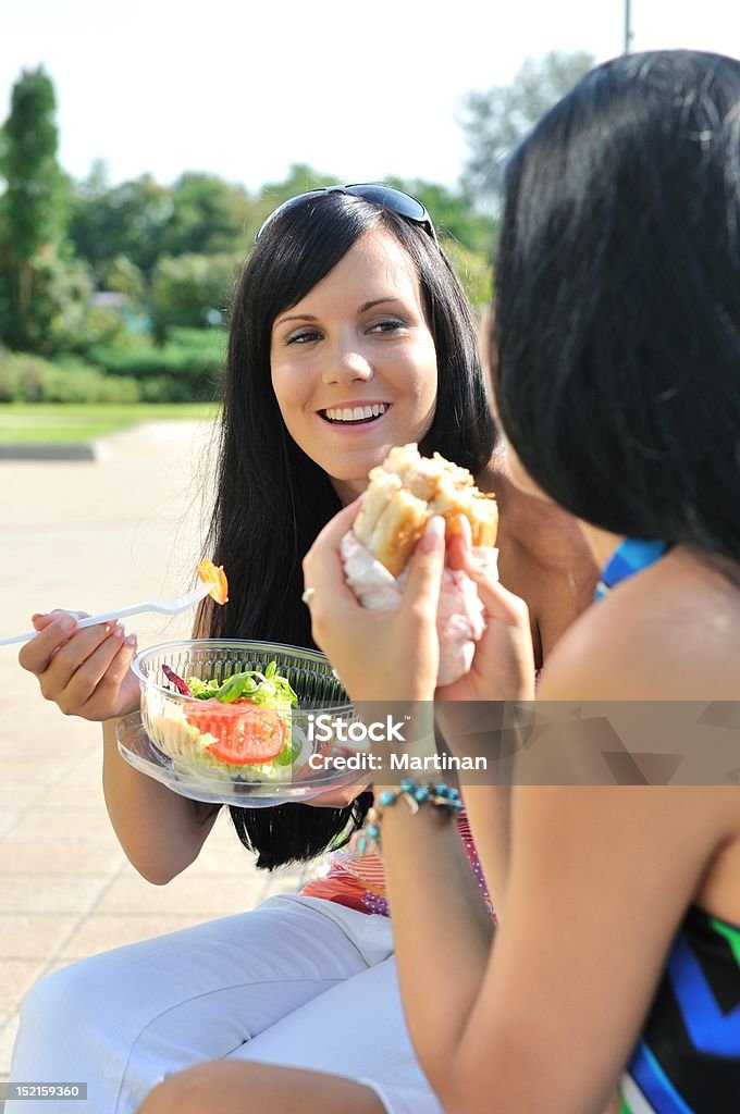 Amis, avoir bon moment pour manger en plein air - Photo de Adolescent libre de droits