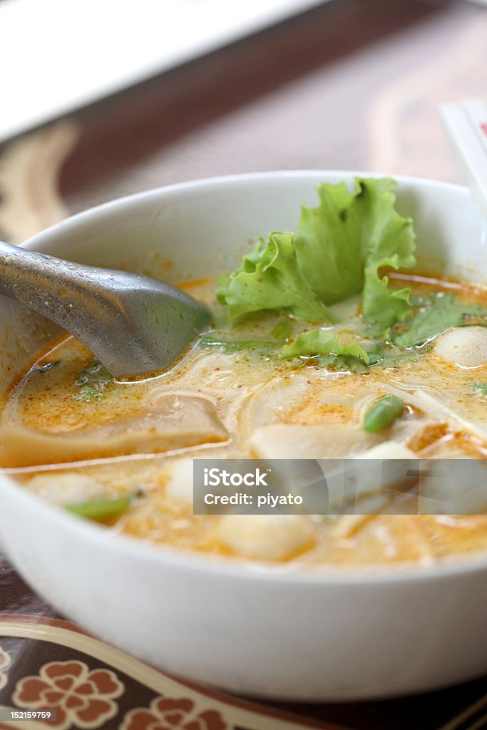 Sopa de Tom yum thaifood picante - Foto de stock de Alimento libre de derechos