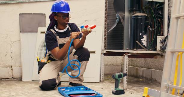 istock Mechanic prepares for condenser checkup 1521600386