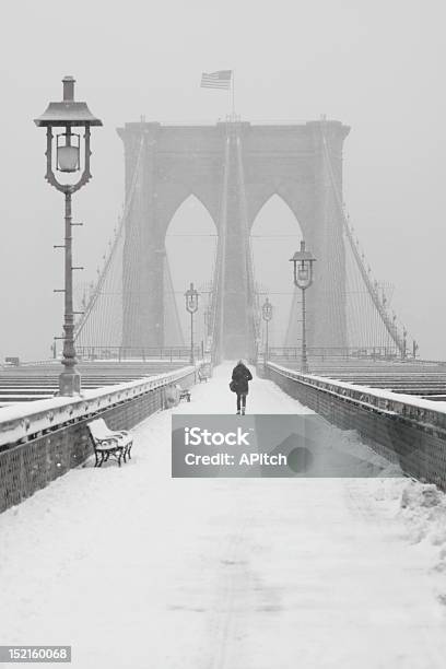 Pessoa Andar Na Ponte De Brooklyn - Fotografias de stock e mais imagens de Brooklyn - Nova Iorque - Brooklyn - Nova Iorque, Inverno, Preto e Branco