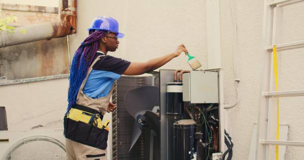 istock Mechanic in air conditioner maintenance 1521601678