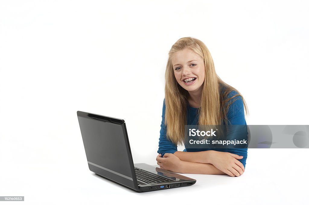Adolescente con computer portatile su sfondo bianco - Foto stock royalty-free di 14-15 anni