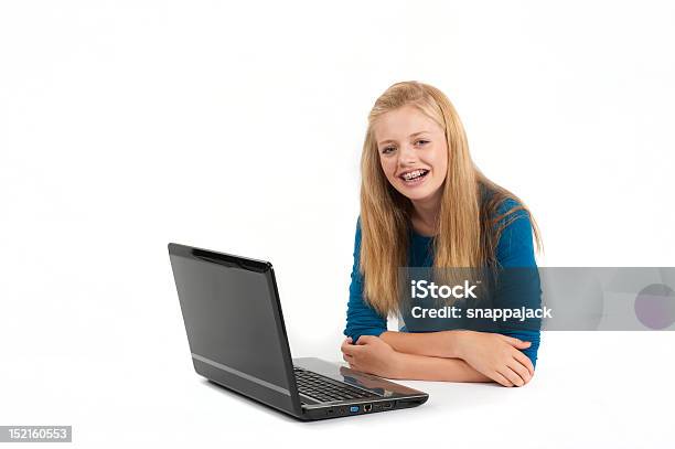 Adolescente Con Computer Portatile Su Sfondo Bianco - Fotografie stock e altre immagini di 14-15 anni