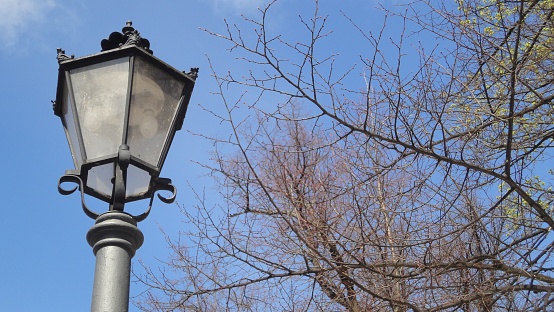 Lantern No. 14 - Viennese pole. Cast iron heavy four bundle pier pole with hexagonal base. Four-flame Berlin (hexagonal) city palace lantern, copper roof, 1880 model. Originally stood in Berlin-Mitte and southwest Berlin. Named after the Austrian capital.