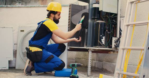 istock Expert fixes out of order condenser 1521609458