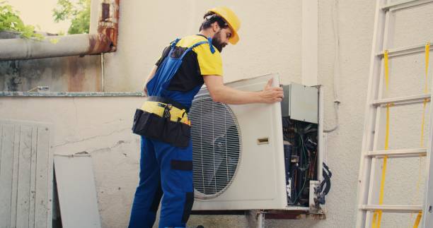 istock Expert wireman works on air conditioner 1521609478