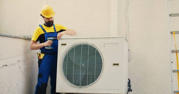 istock Expert wireman works on air conditioner 1521610292