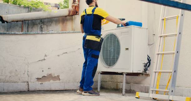 istock Electrician arriving on location 1521611096