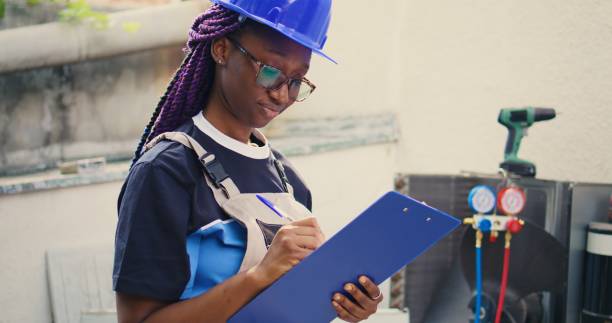 istock Expert inspecting refrigerant levels 1521612680
