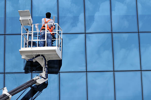 limpiacristales - cleaning window window washer built structure fotografías e imágenes de stock