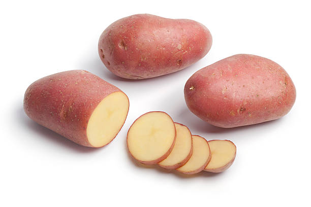 ensemble de tranches de pommes de terre et roseval - red potato raw potato chopped vegetable photos et images de collection