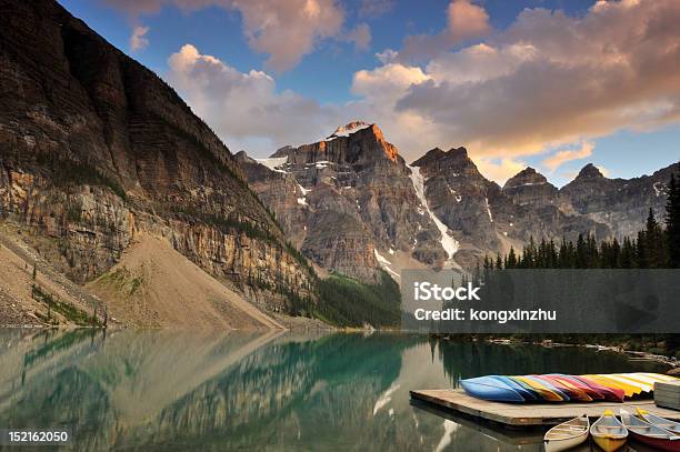 Foto de Moraine Lake Ao Pôrdosol Parque Nacional De Banff e mais fotos de stock de Alberta