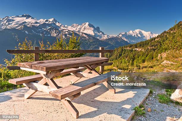 Foto de Mesa De Piquenique E Aparelhos De Musculação Em Alpes Suíços Perto Da Estrada De Montanha e mais fotos de stock de Alpes europeus