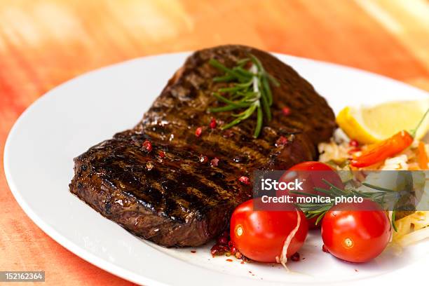 Photo libre de droit de Xxl Big Strip Steak De New York Avec Grillades Salades banque d'images et plus d'images libres de droit de Aliment en portion