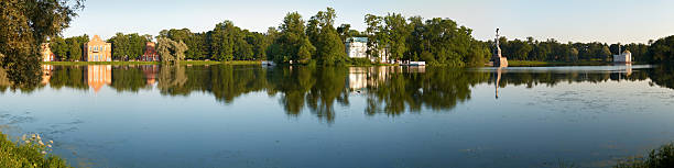 catherine park em tsarskoye selo - formal garden panoramic scenics sunlight - fotografias e filmes do acervo