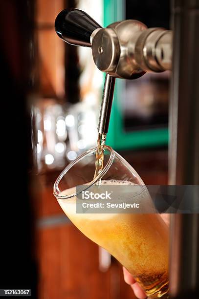 Versare Un Bicchiere Di Birra Alla Spina - Fotografie stock e altre immagini di Spillatore per la birra - Spillatore per la birra, Birra, Birra di grano