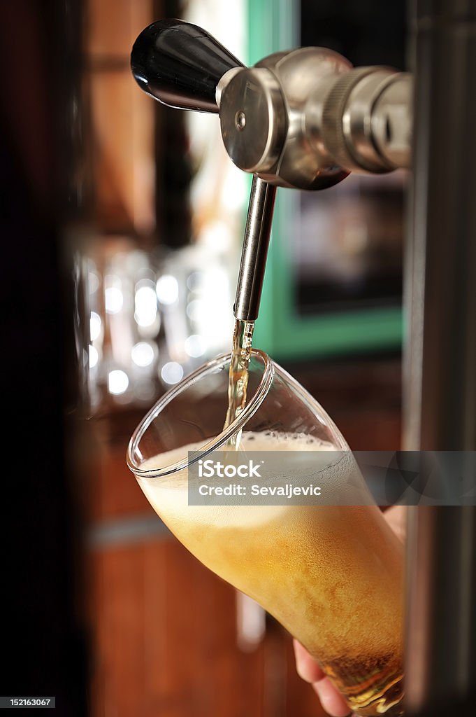 注ぐ、ドラフトビールをグラス - ビールサーバーのロイヤリティフリーストックフォト