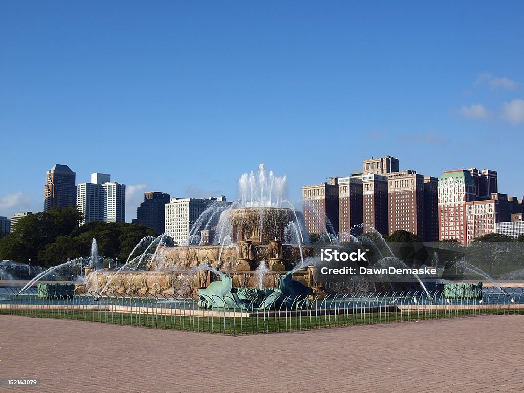 Букингемский фонтан и небоскребы в Чикаго - Стоковые фото Американская культура роялти-фри