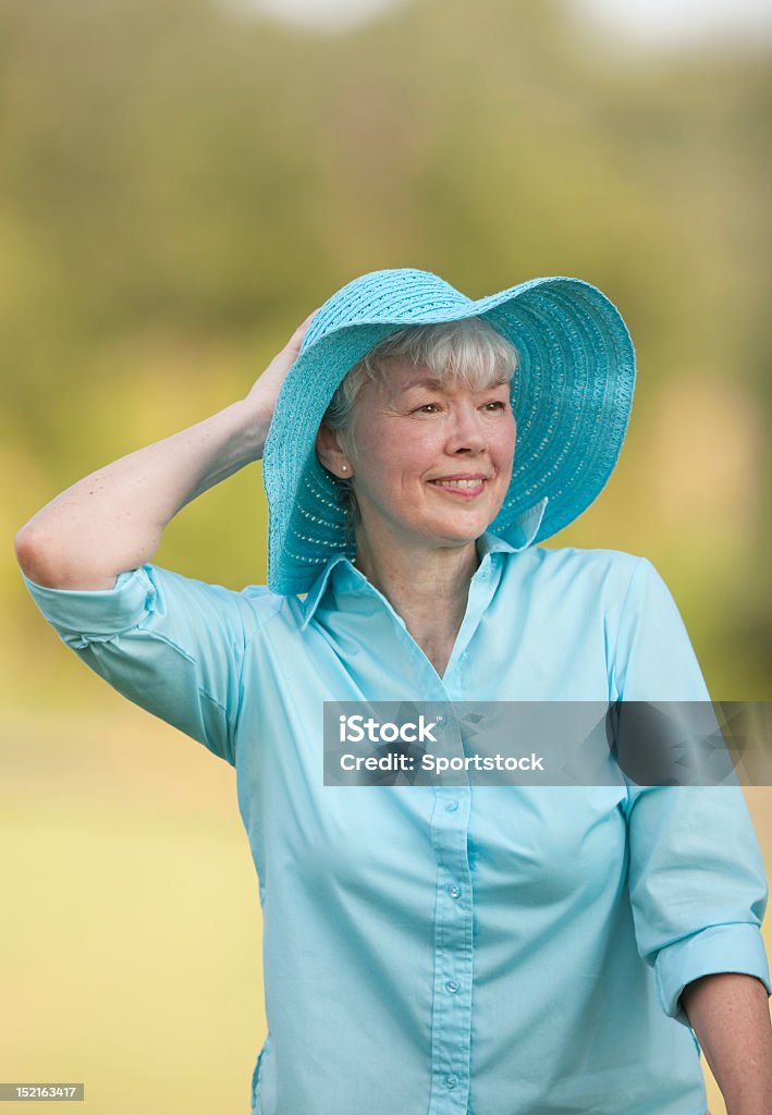 Bela sênior mulher usando chapéu de sol - Foto de stock de 60 Anos royalty-free