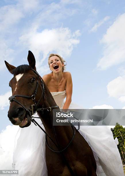 Красивая Невеста Езда Лошади Смеяться — стоковые фотографии и другие картинки Лошадь - Лошадь, Свадьба, Белый
