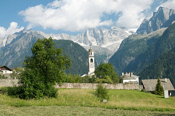 adorável paisagem alpina - engadine switzerland village church imagens e fotografias de stock